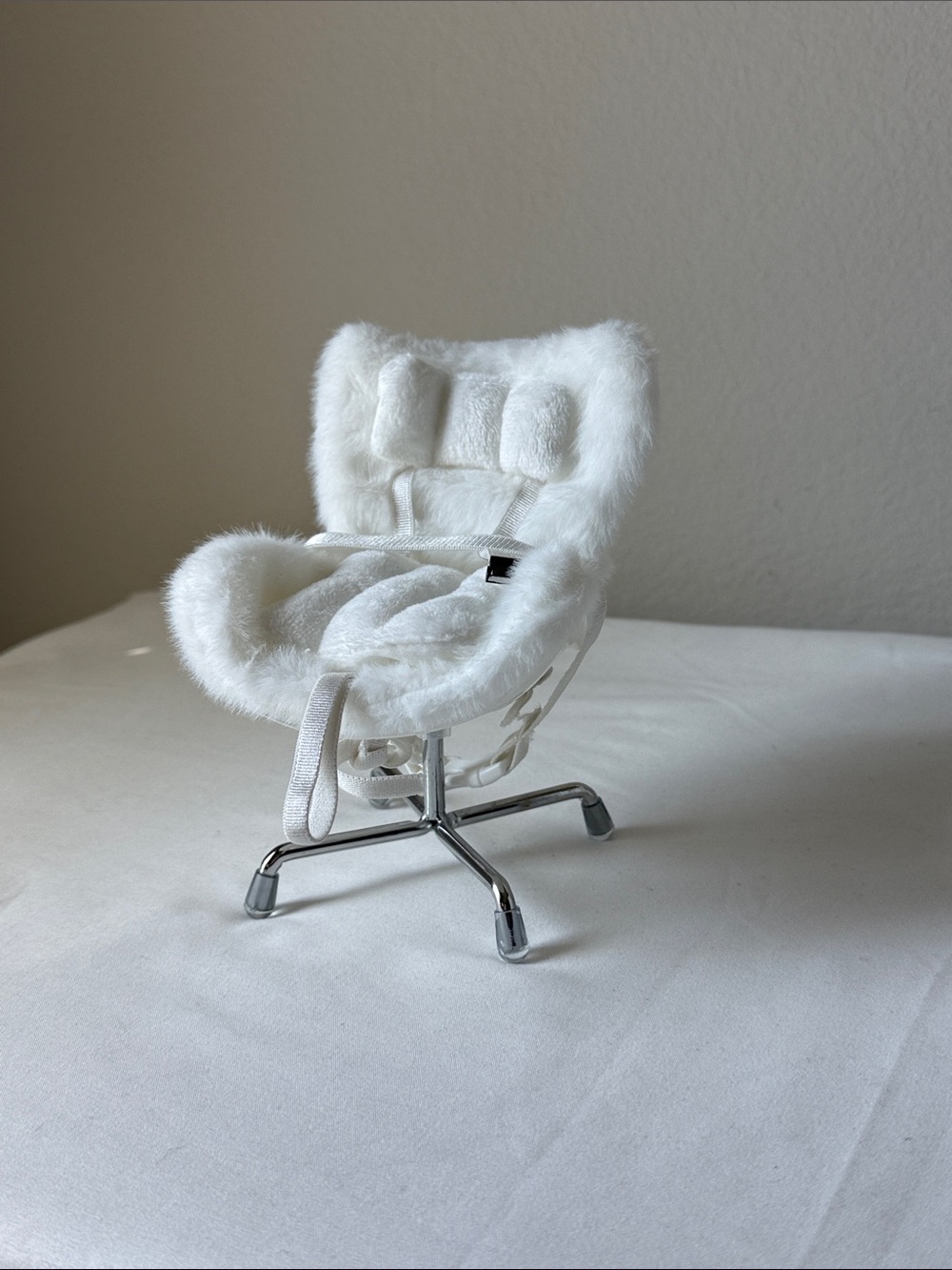 Mini Labubu Chair - Picture 3 of 4